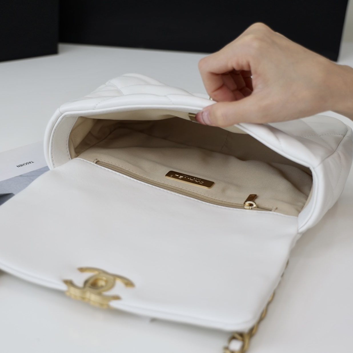 CC 19 Handbag, White AS1160