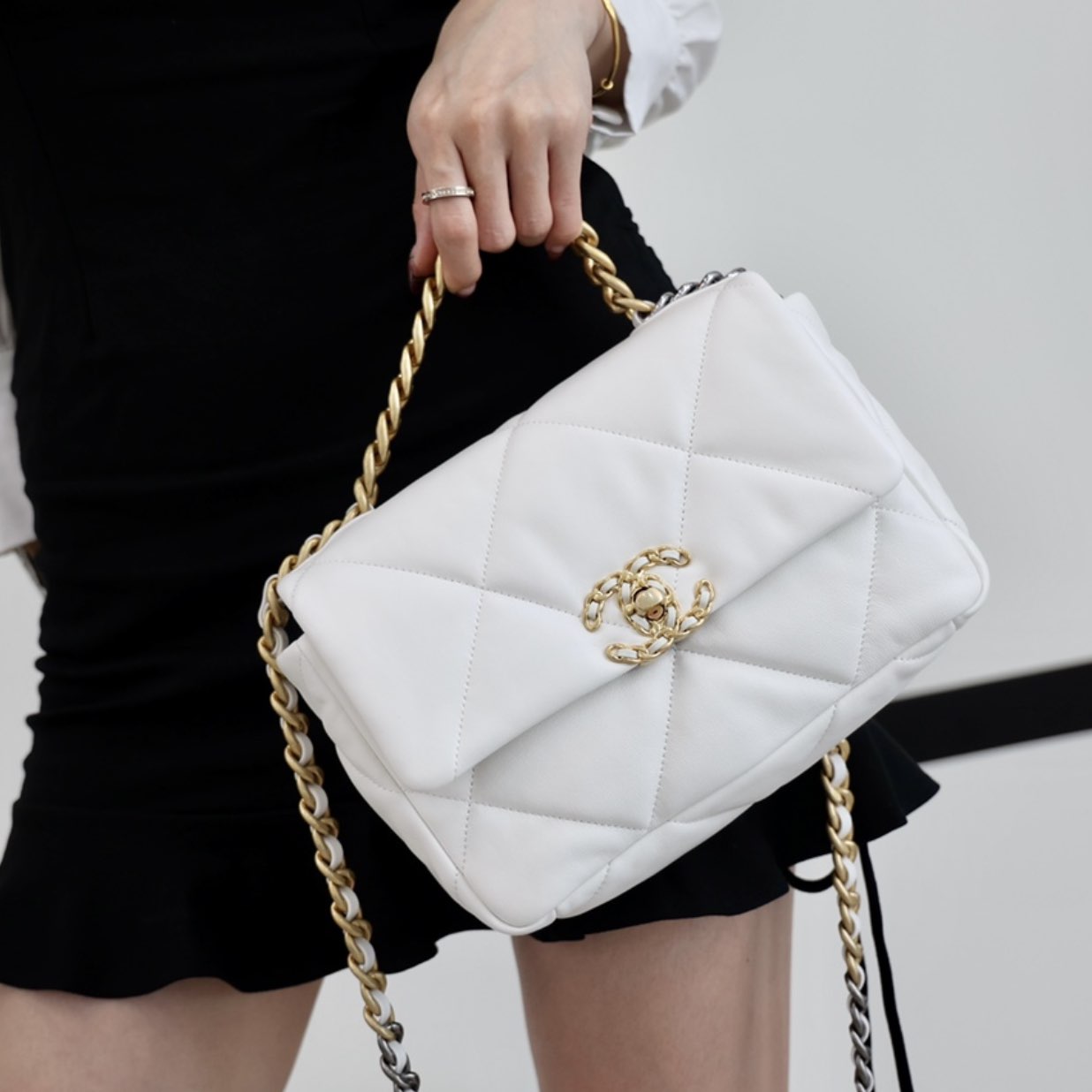 CC 19 Handbag, White AS1160