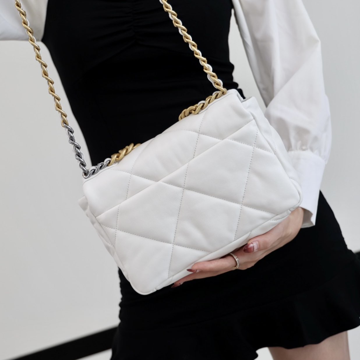 CC 19 Handbag, White AS1160