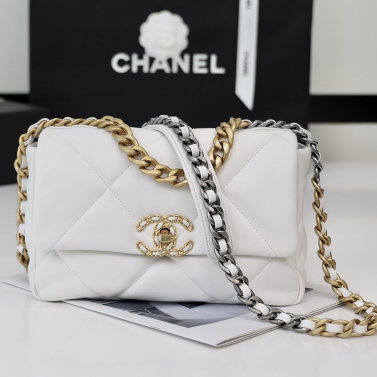 CC 19 Handbag, White AS1160