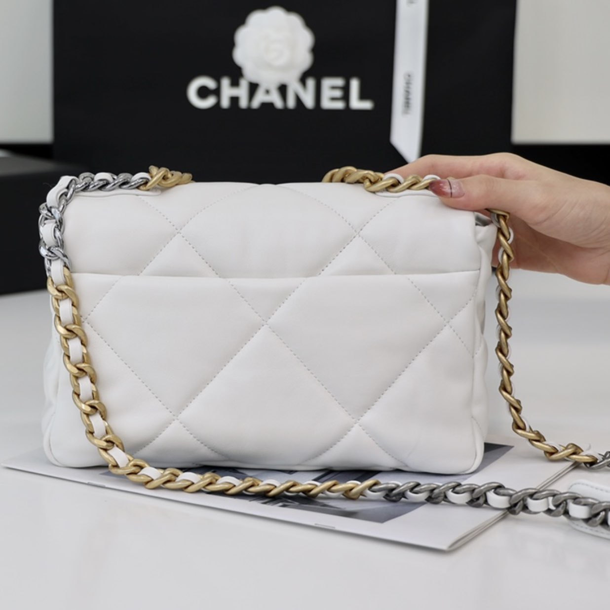 CC 19 Handbag, White AS1160