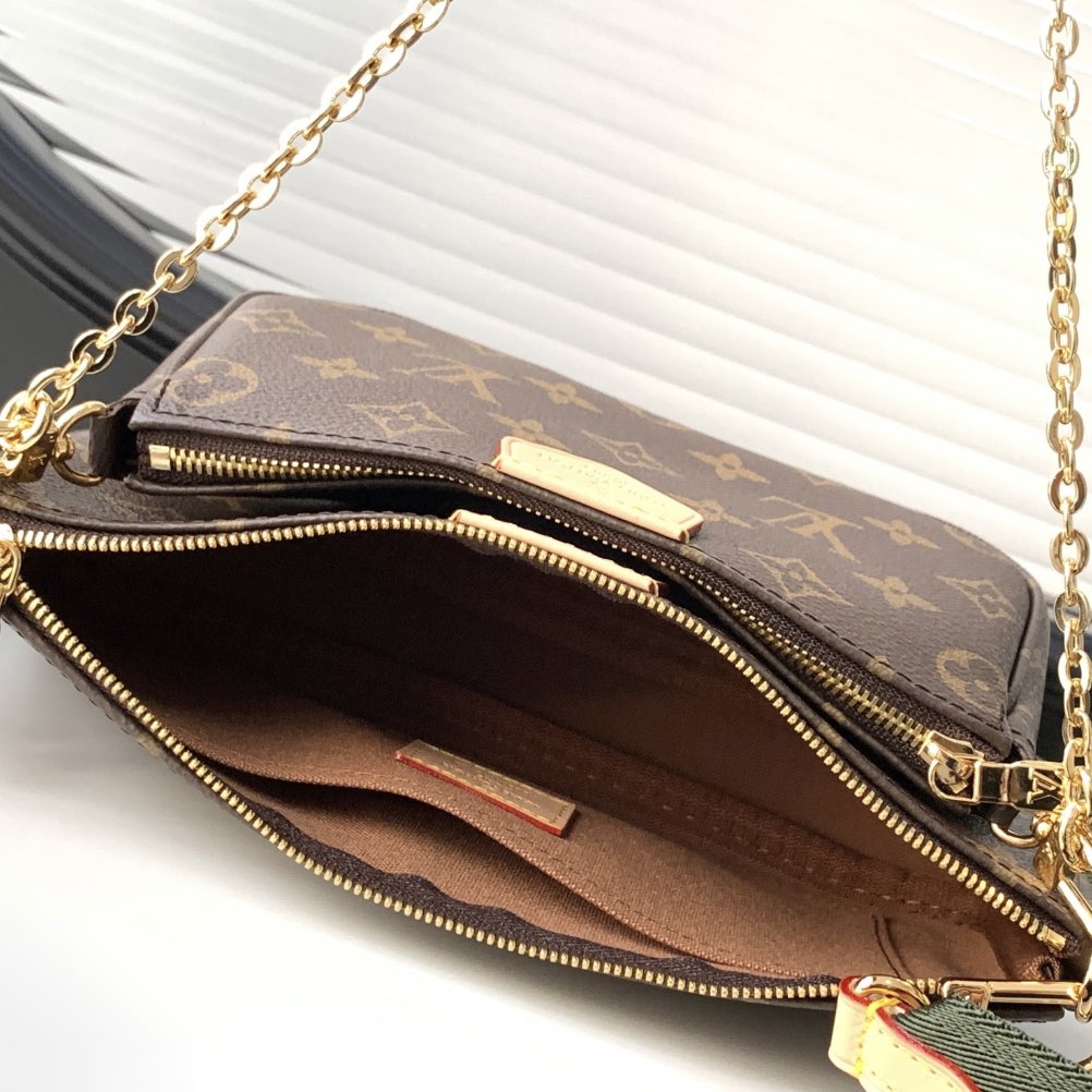 Louis Multi Pochette Accessoires M44813